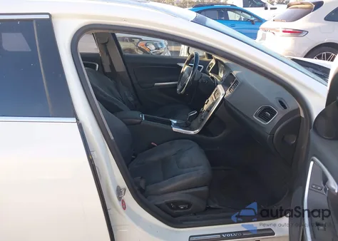 2015 Volvo V60 T5 Premier z USA, uszkodzony, nr VIN YV126MEB7F1192779